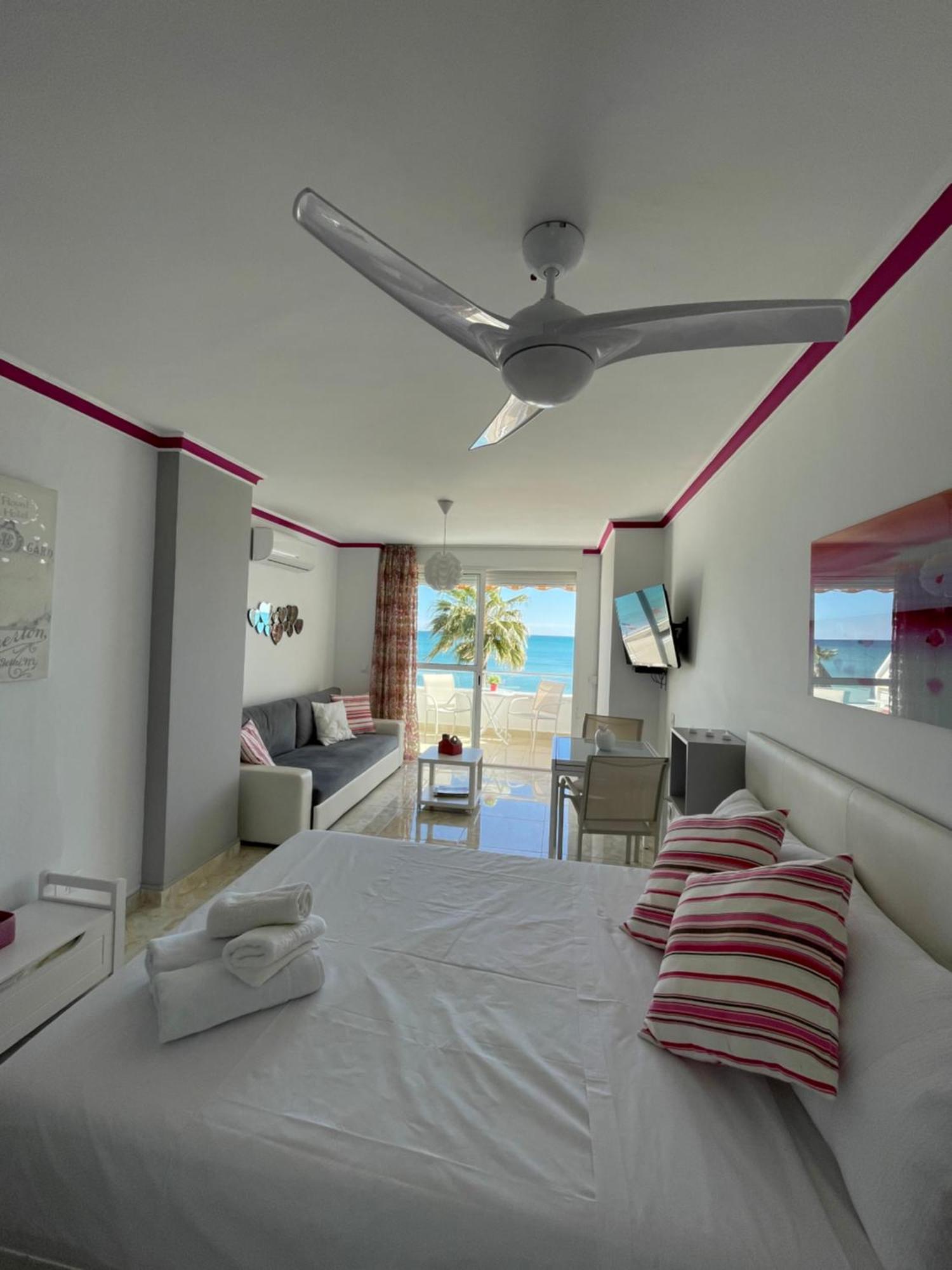 Roca Chica. Studio - First Line Beach Torremolinos Extérieur photo
