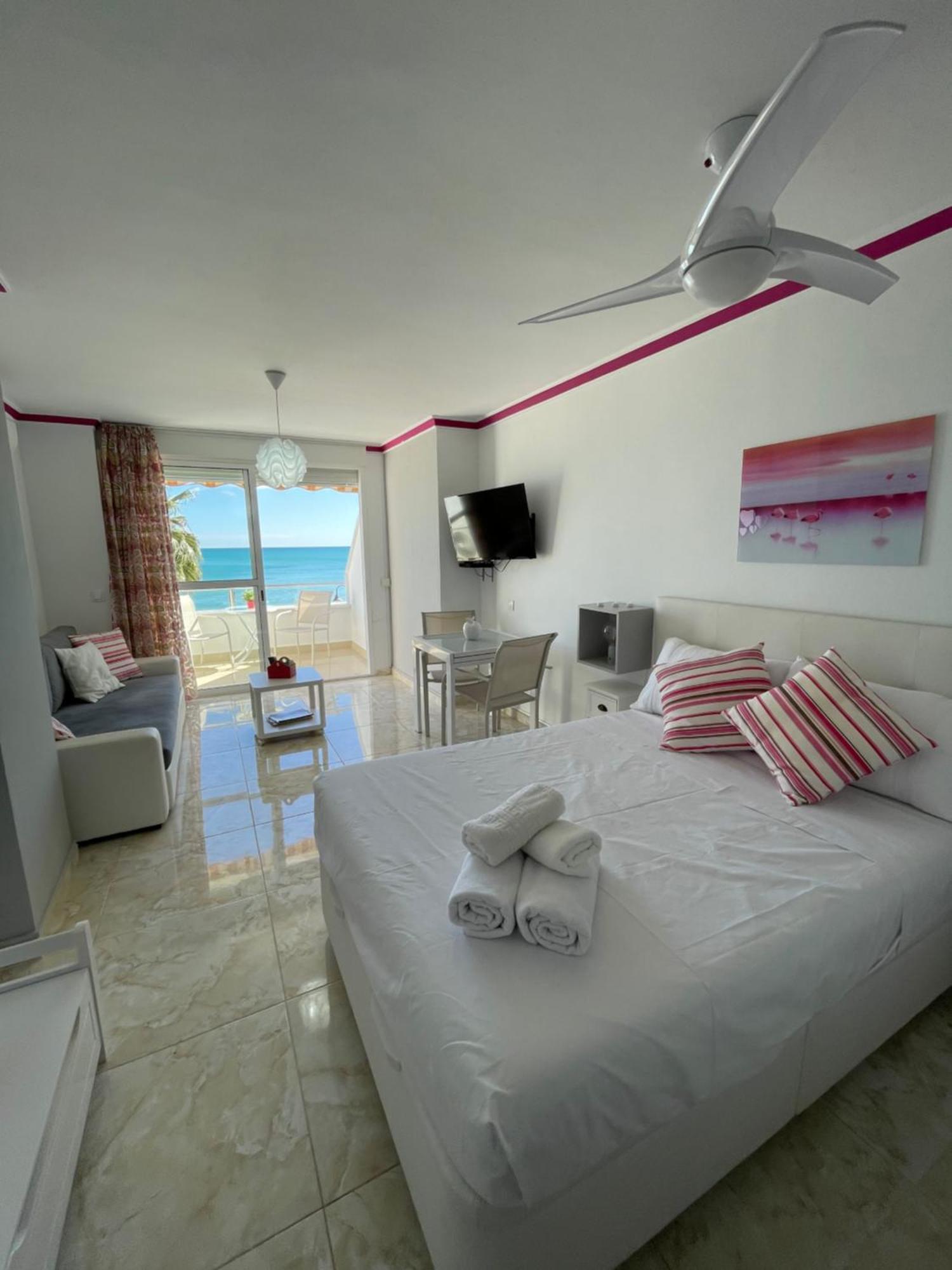Roca Chica. Studio - First Line Beach Torremolinos Extérieur photo