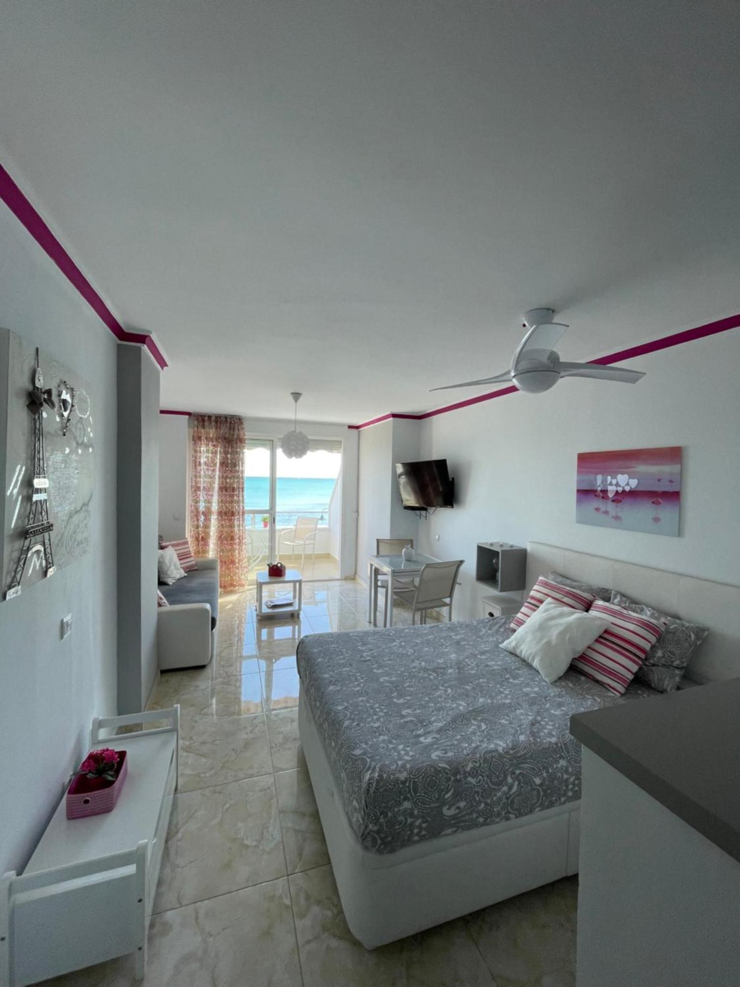 Roca Chica. Studio - First Line Beach Torremolinos Extérieur photo