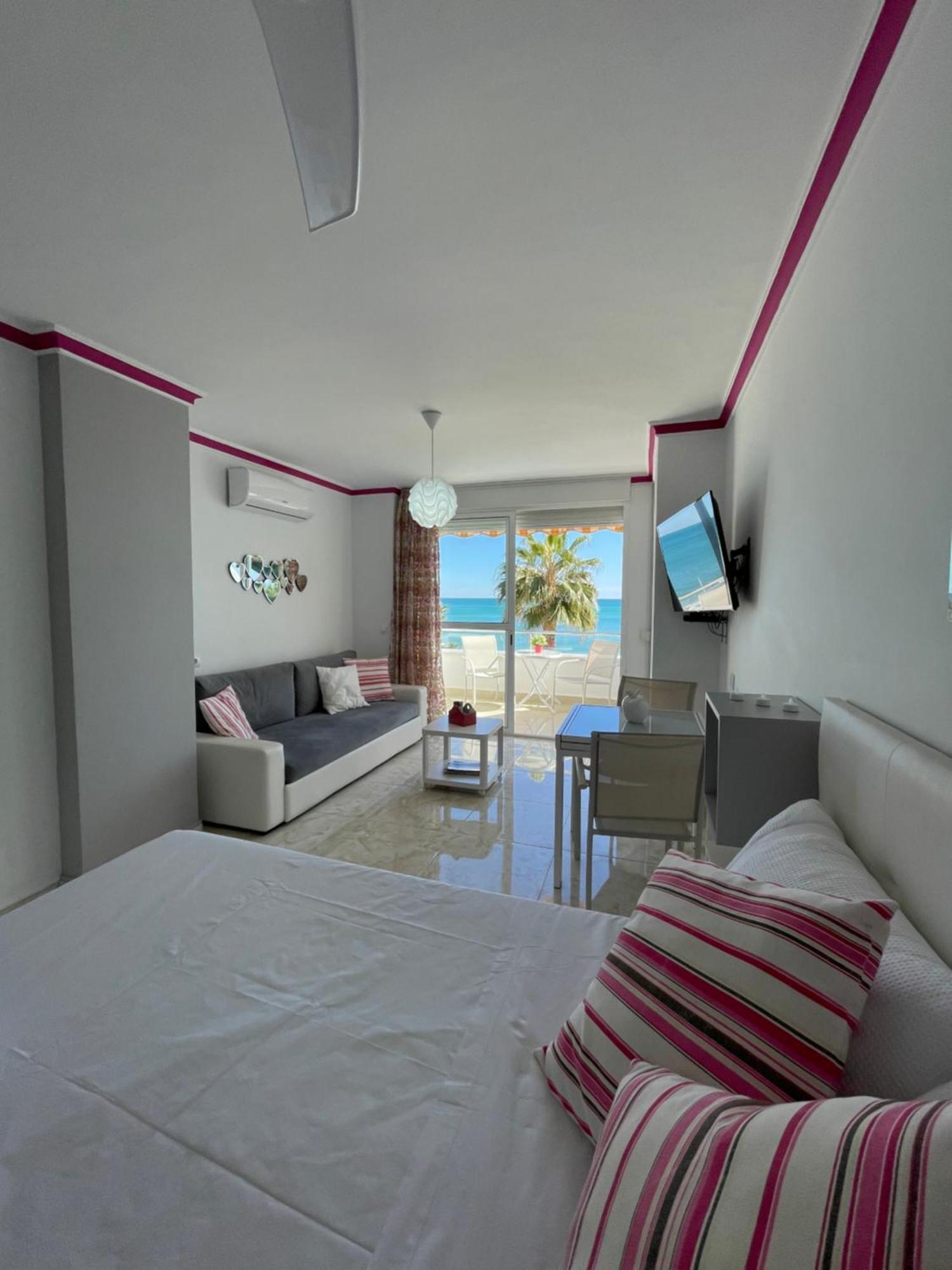 Roca Chica. Studio - First Line Beach Torremolinos Extérieur photo