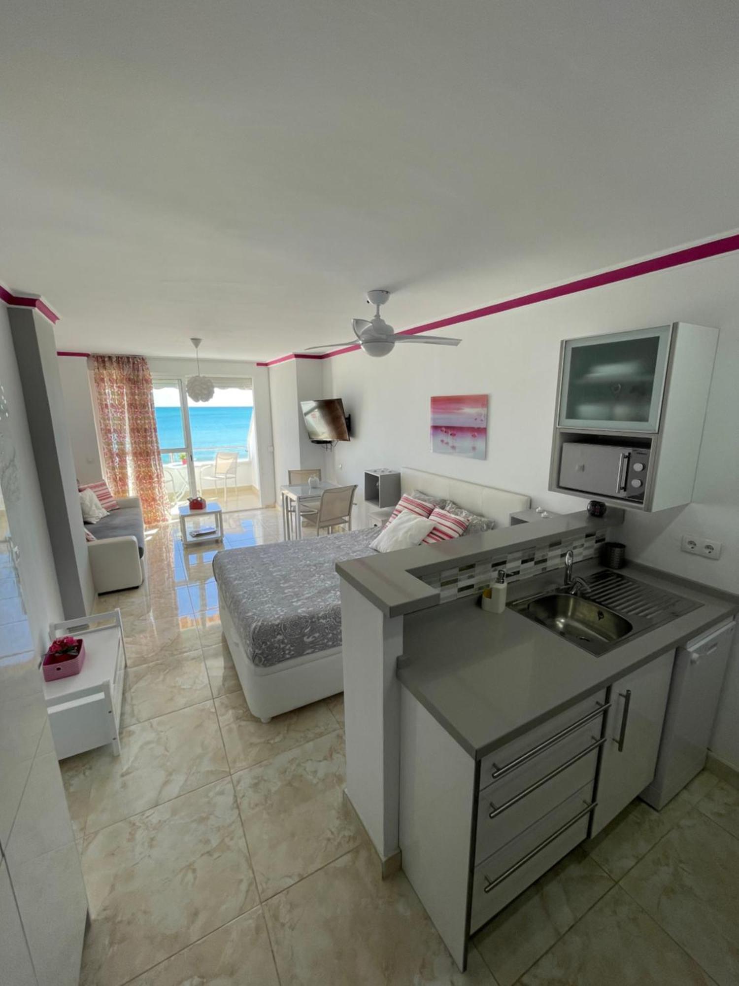 Roca Chica. Studio - First Line Beach Torremolinos Extérieur photo