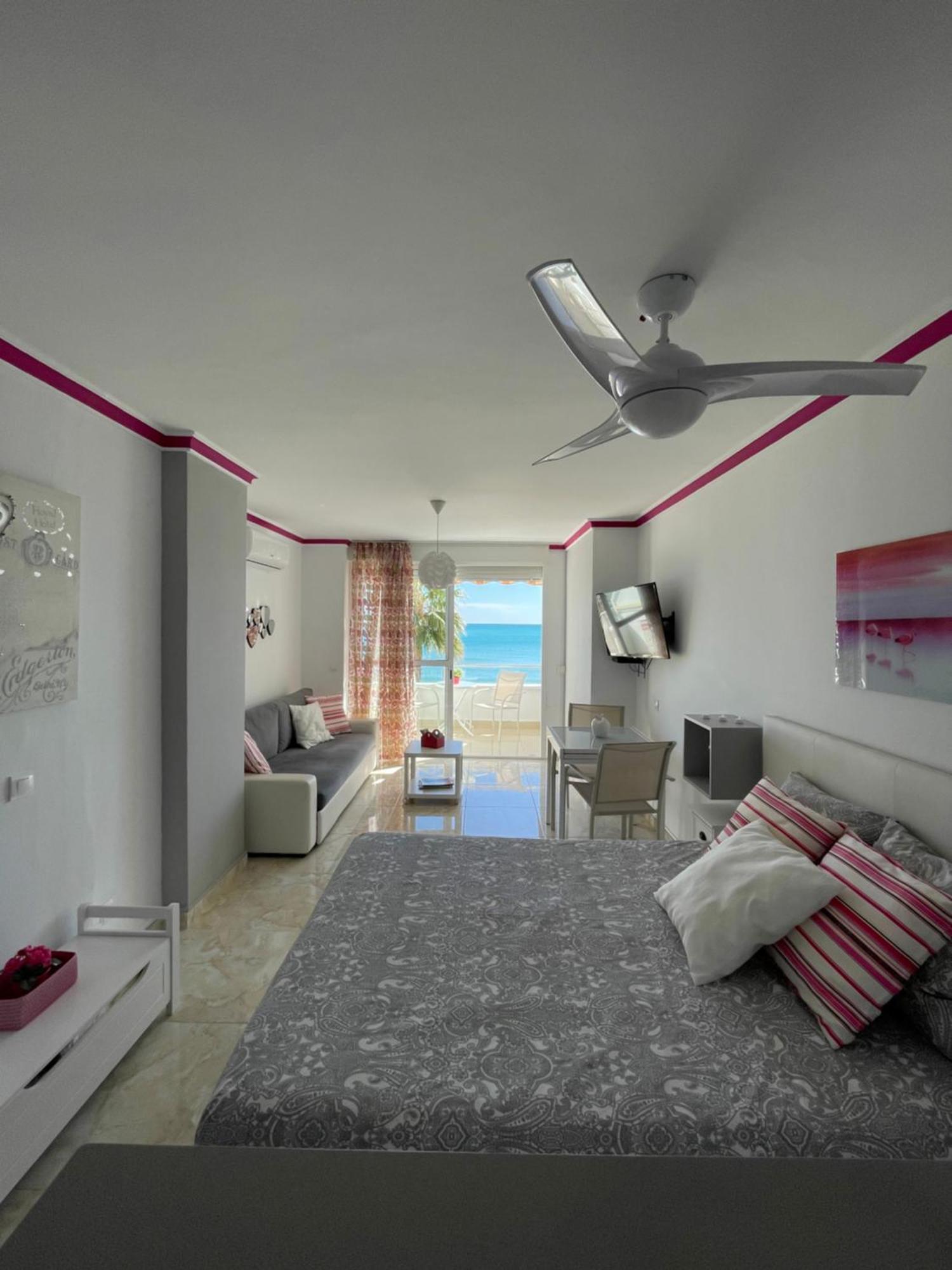 Roca Chica. Studio - First Line Beach Torremolinos Extérieur photo