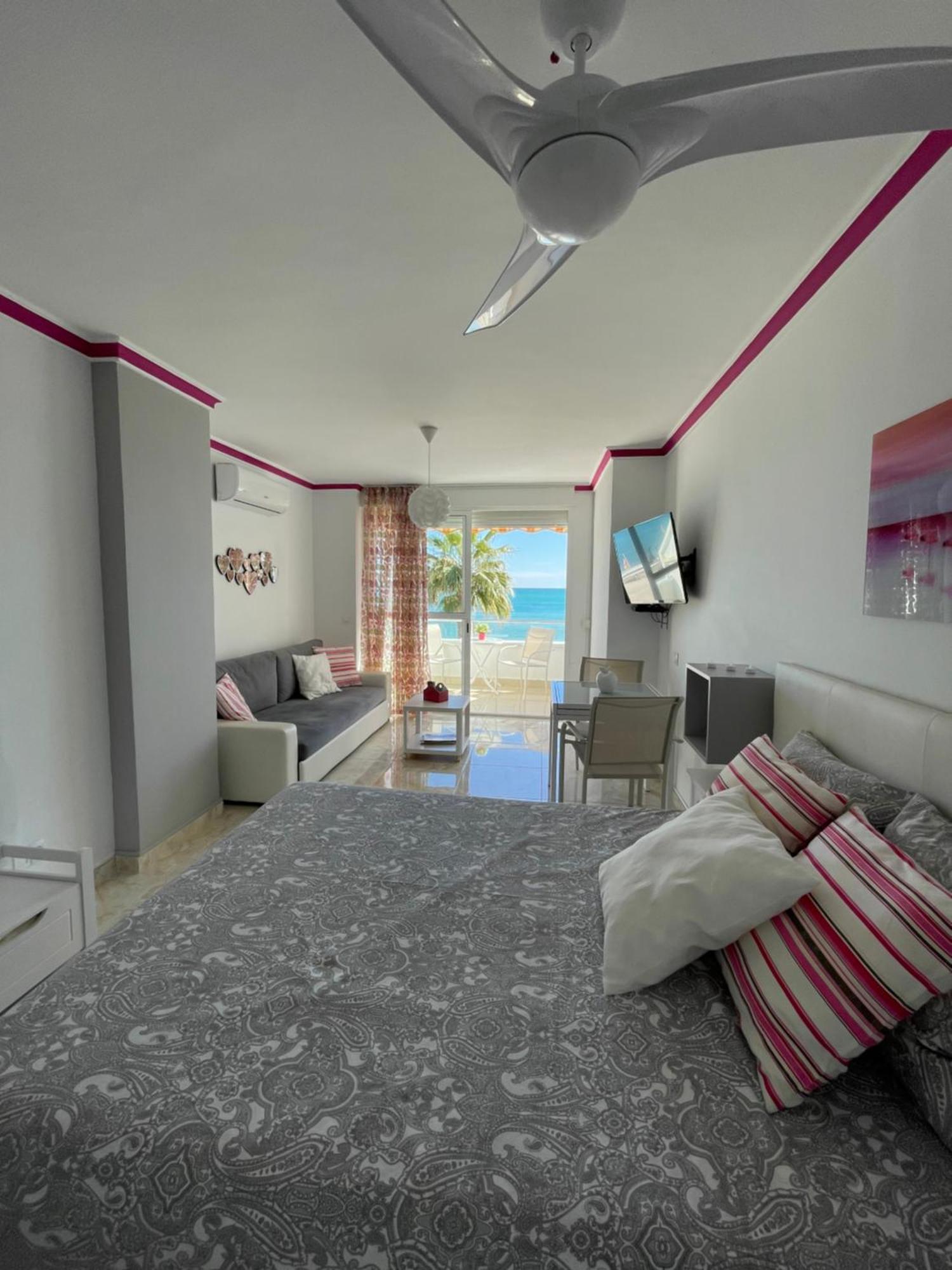 Roca Chica. Studio - First Line Beach Torremolinos Extérieur photo