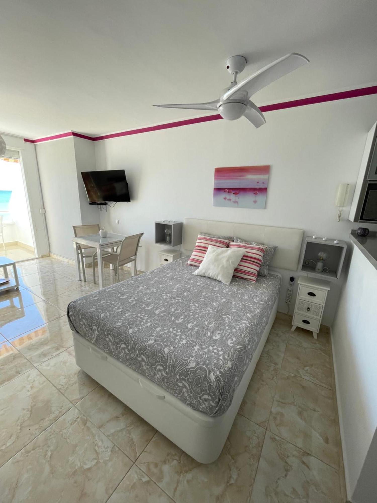 Roca Chica. Studio - First Line Beach Torremolinos Extérieur photo