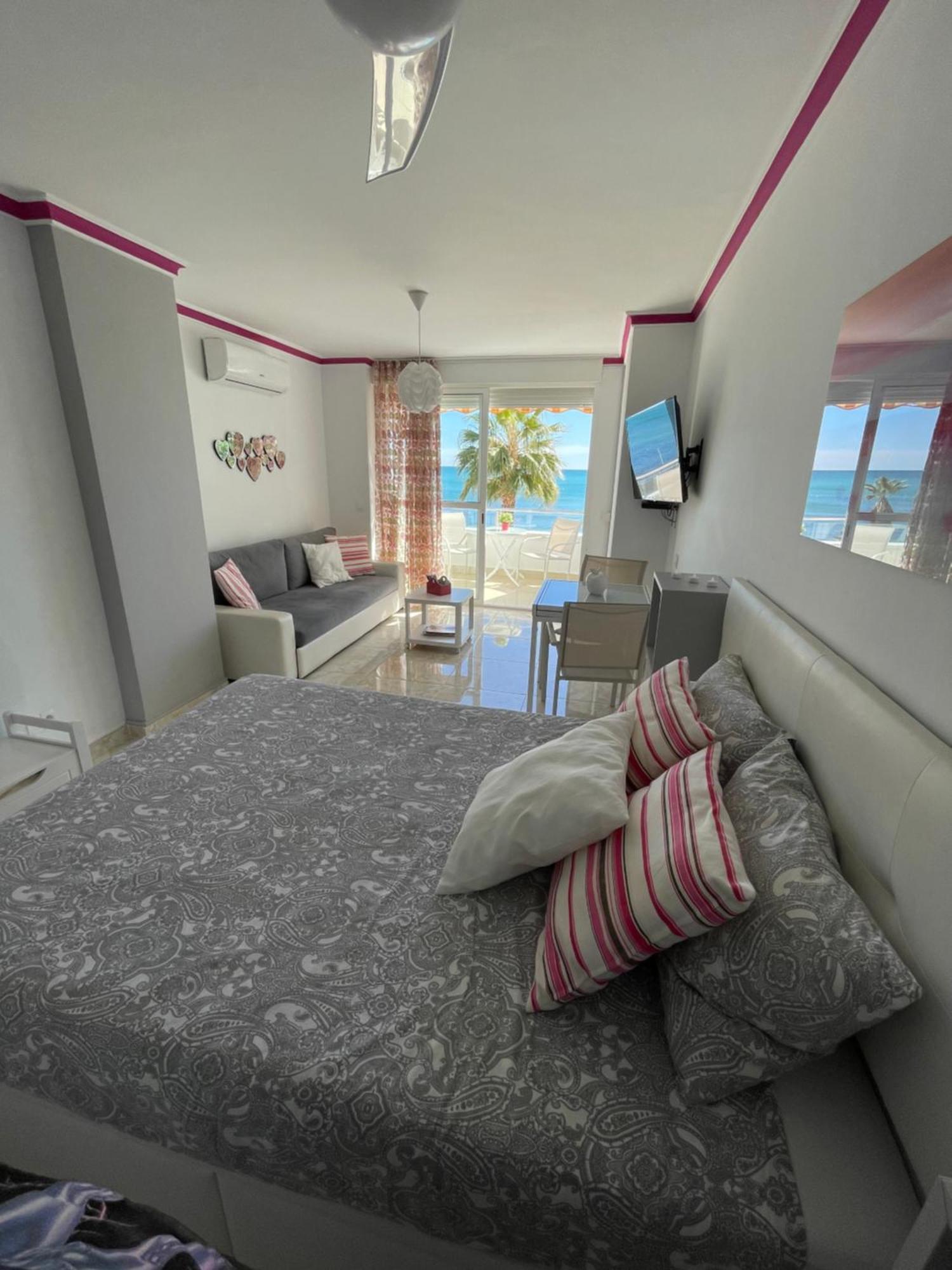 Roca Chica. Studio - First Line Beach Torremolinos Extérieur photo